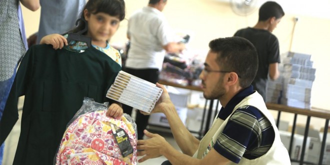الجمعية الإسلامية توزع الحقيبة المدرسية على الأسر الفقيرة