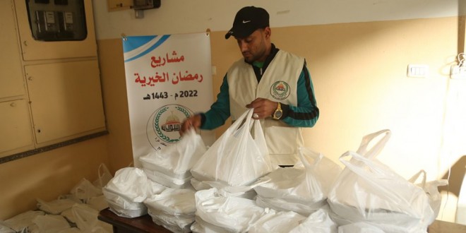الجمعية الإسلامية بغزة تنفذ مبادرة الوجبات الساخنة (3)