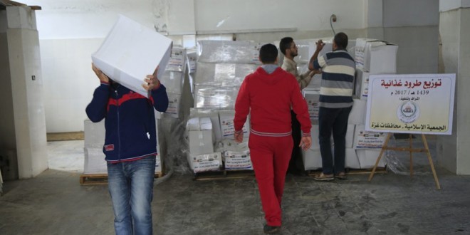  الجمعية الإسلامية بغزة توزيع طرود غذائية