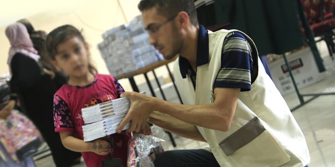 الجمعية الإسلامية توزع حقائب مدرسية وزي مدرسي على 180 أسرة فقيرة في قطاع غزة